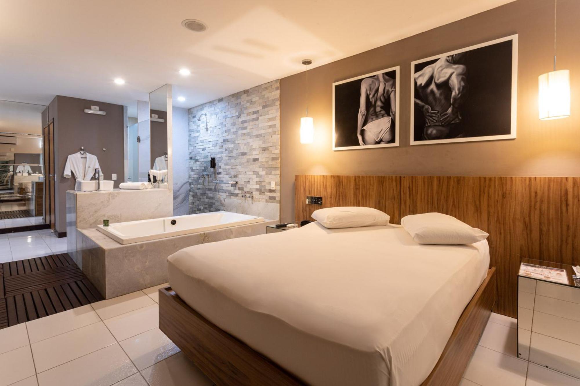 Status Hotel *